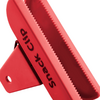 Clip rojo con bordes interiores dentados, texto negro "Snack Clip" y lengüeta articulada con orificio sobre fondo blanco