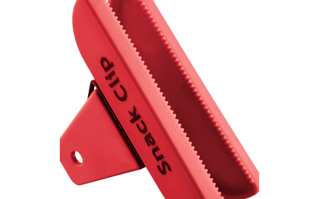 Clip rojo con bordes interiores dentados, texto negro "Snack Clip" y lengüeta articulada con orificio sobre fondo blanco