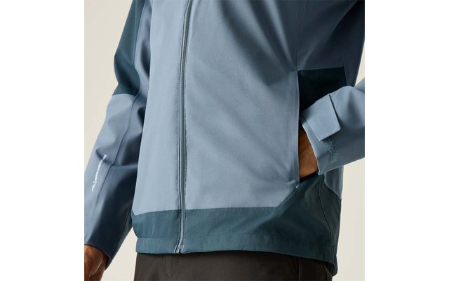 Oberkörper in hellblauer Jacke mit Reißverschluss, Hand in Seitentasche, dunkler Saum, sichtbares Handgelenk