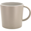 Beige Tasse mit rundem Henkel auf weißem Hintergrund