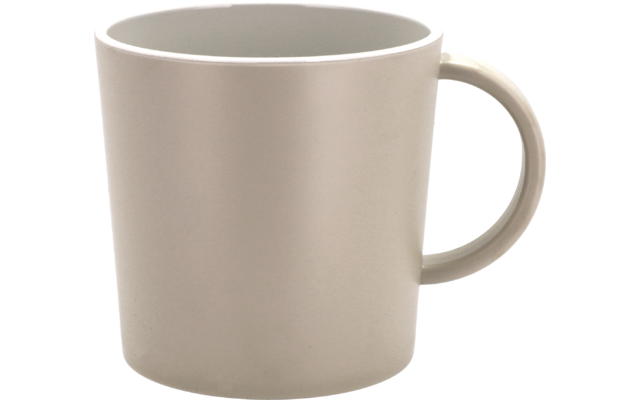 Beige Tasse mit rundem Henkel auf weißem Hintergrund