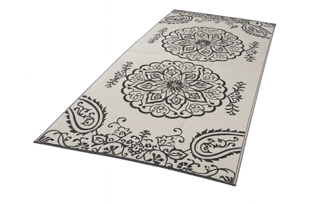 Alfombra rectangular blanca con tres grandes motivos ornamentales circulares negros y decoraciones paisley en los extremos