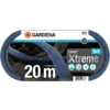 Ovaal verpakkingsbeeld met een opgerolde blauwe textiele slang, GARDENA-logo, tekst '20 m', 'Liano Xtreme Set', 'Ø 13 mm (1/2")' en streepjescode