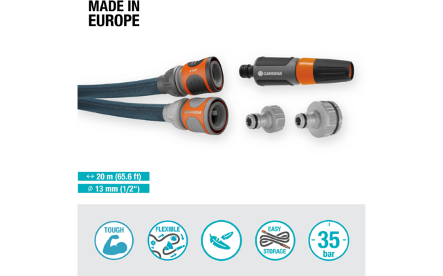 Twee blauwe slangen met grijs-oranje snelkoppelingen, een grijs-oranje mondstuk en twee grijze adapters; linksboven tekst "MADE IN EUROPE"; linksonder blauwe vakken met "20 m (65.6 ft)" en "13 mm (1/2")"; onderaan rij van vijf ronde pictogrammen