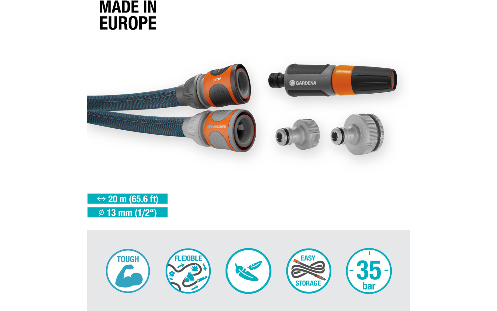 Twee blauwe slangen met grijs-oranje snelkoppelingen, een grijs-oranje mondstuk en twee grijze adapters; linksboven tekst "MADE IN EUROPE"; linksonder blauwe vakken met "20 m (65.6 ft)" en "13 mm (1/2")"; onderaan rij van vijf ronde pictogrammen
