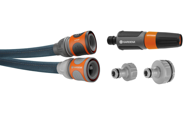Twee korte blauwe gevlochten tuinslangen met grijs-oranje snelkoppelingen, een zwarte-oranje sproeikop en twee grijze adapters