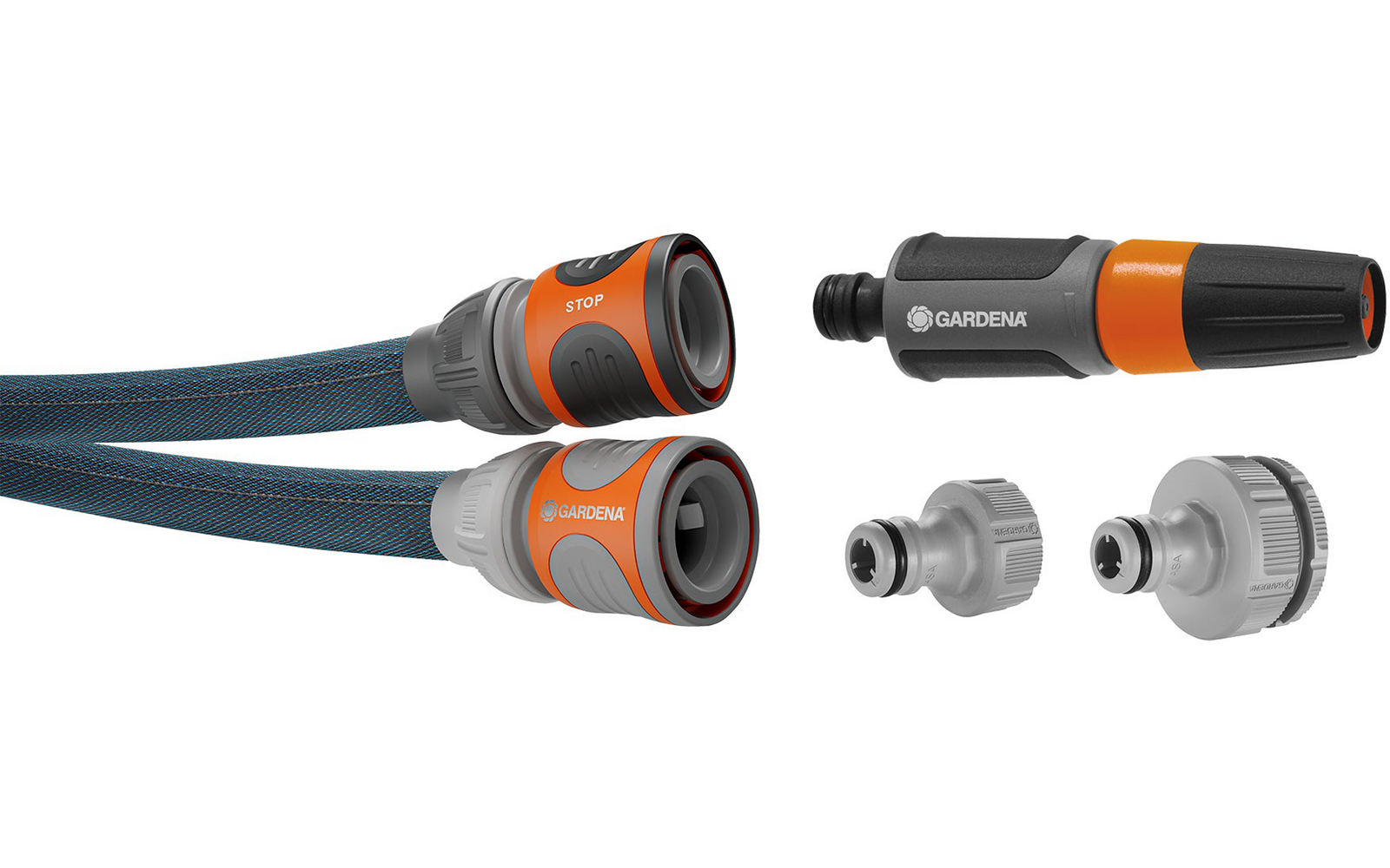 Twee korte blauwe gevlochten tuinslangen met grijs-oranje snelkoppelingen, een zwarte-oranje sproeikop en twee grijze adapters