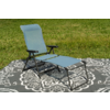 Silla reclinable azul sobre manta gris con estampado blanco sobre césped