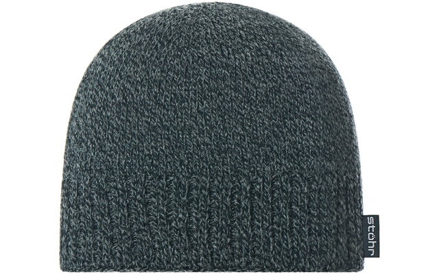 Grijze gebreide muts met klein stoffen label aan de zijkant