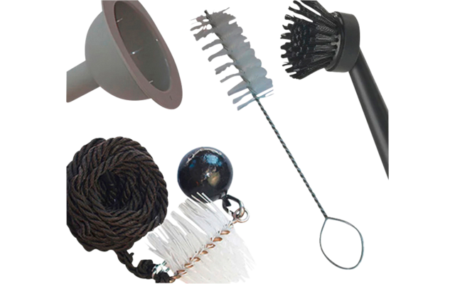 Fünf verschiedene Reinigungsbürsten und Werkzeuge auf weißem Hintergrund