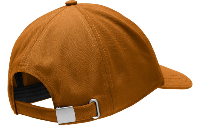 Braune Baseballkappe von hinten, Stoffpaneele mit sichtbaren Nähten, gebogener Schirm, verstellbarer Riemen mit Metallverschluss