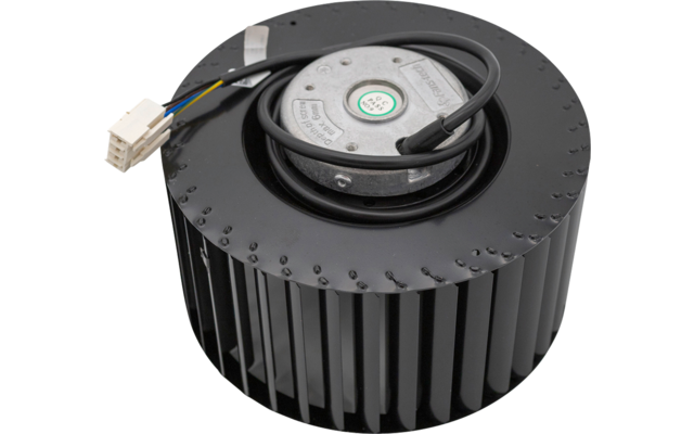 Rundes schwarzes Bauteil mit radialen Lamellen, metallischer Zylinder in der Mitte, schwarzes Kabel mit weißem Stecker, Wassertropfen auf der Oberfläche