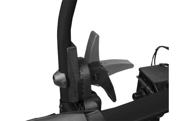 Schwarzer Kunststoffhebel an gebogenem Metallrohr, sichtbare gezahnte Verstellklinke und daneben rechteckiges Gehäuse mit Kabeln