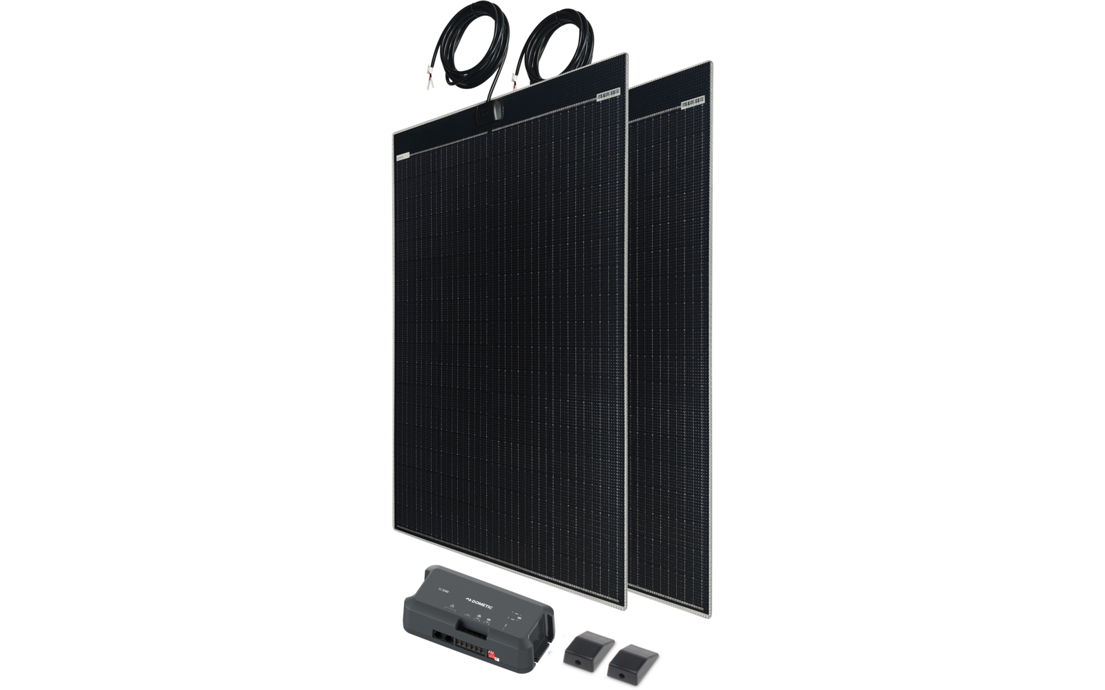 Deux panneaux solaires noirs dressés avec cadre argenté ; devant eux, une unité électronique grise plus grande et deux petits modules gris