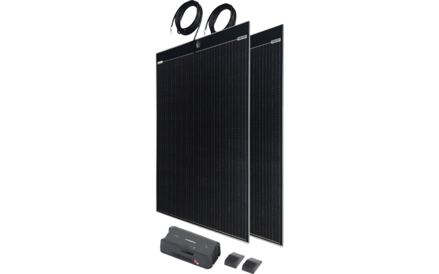 Zwei aufgestellte schwarze Solarpaneele mit silbernem Rahmen; davor ein größeres graues elektronisches Gerät und zwei kleine graue Module