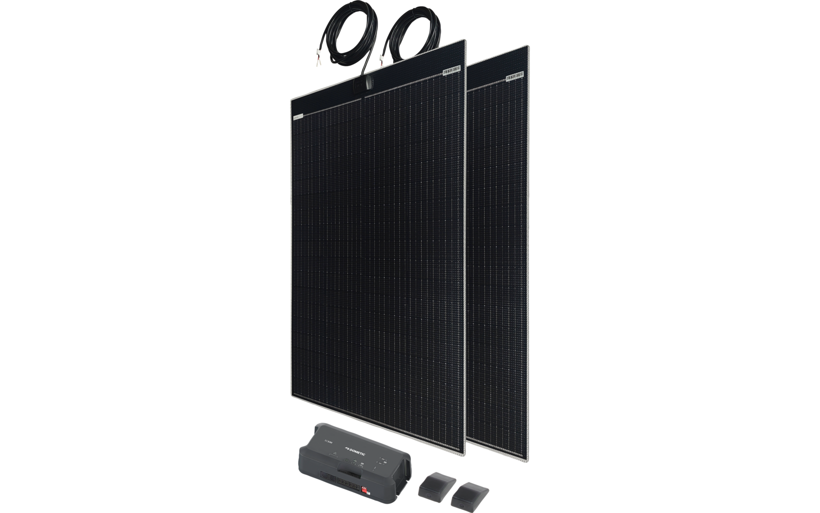 Zwei aufgestellte schwarze Solarpaneele mit silbernem Rahmen; davor ein größeres graues elektronisches Gerät und zwei kleine graue Module