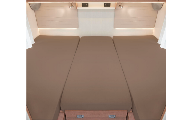 Trois lits réunis avec des matelas marron dans un camping-car