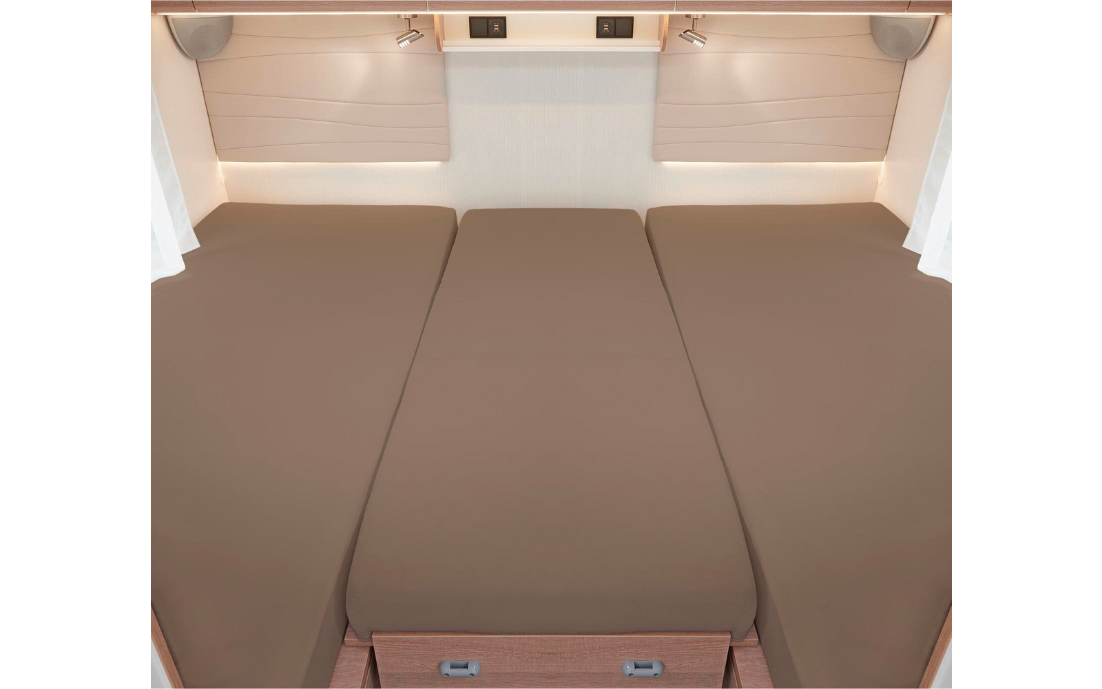 Trois lits réunis avec des matelas marron dans un camping-car