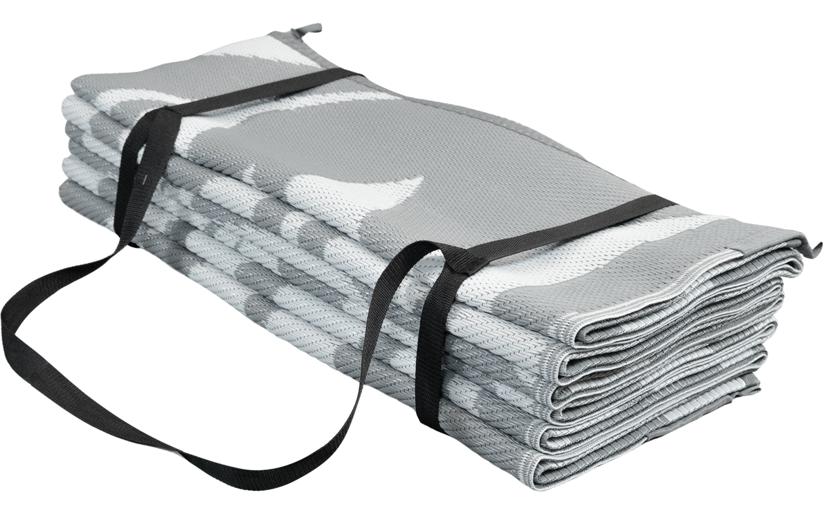 Gefaltetes, gestreiftes Textil in Hellgrau und Weiß mit zwei schwarzen Riemen um das Bündel und einer langen schwarzen Trageschlaufe