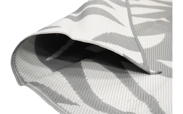 Opgevouwen grijs-wit textiel met bladpatroon en zichtbare rand