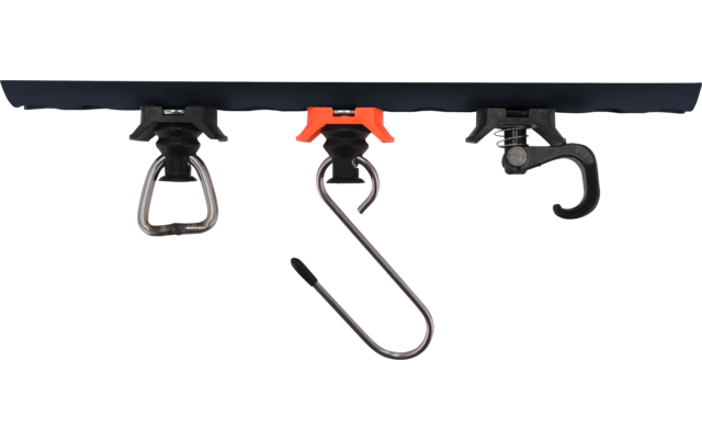 Zwarte horizontale rail met drie hangende haken: links zilverkleurige D-vormige metalen haak, midden zwarte S-haak met oranje klem, rechts zwarte open haak
