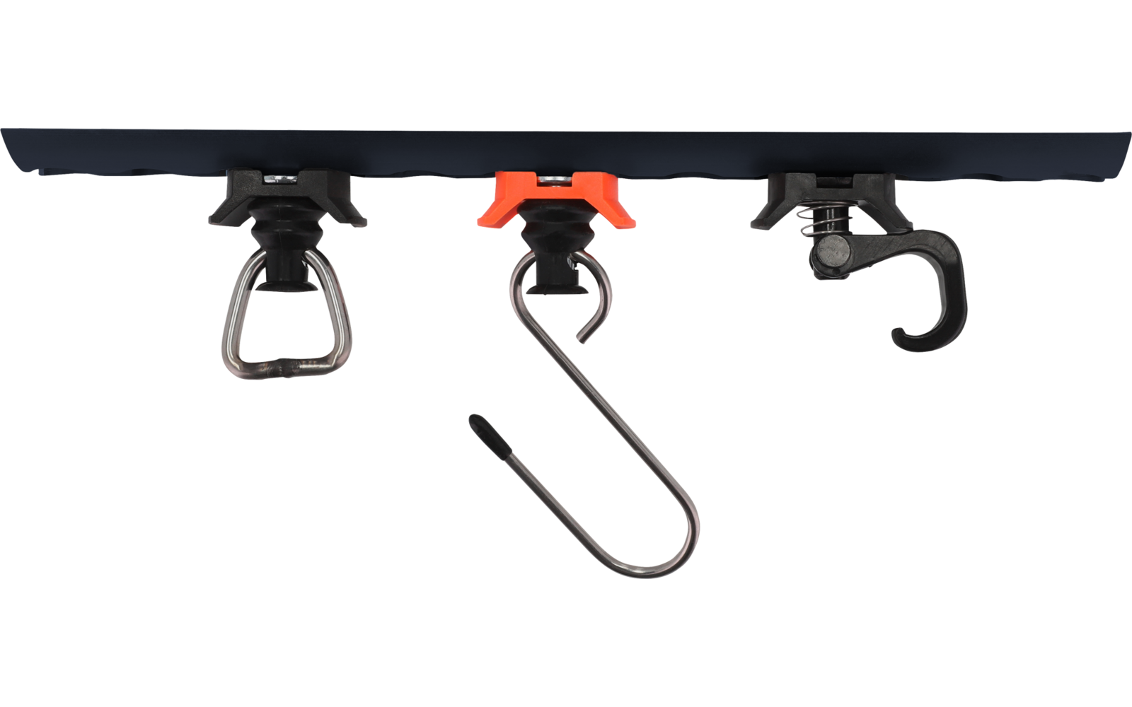 Zwarte horizontale rail met drie hangende haken: links zilverkleurige D-vormige metalen haak, midden zwarte S-haak met oranje klem, rechts zwarte open haak