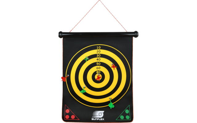 Dartscheibe mit mehreren Pfeilen, die auf die Mitte zielen