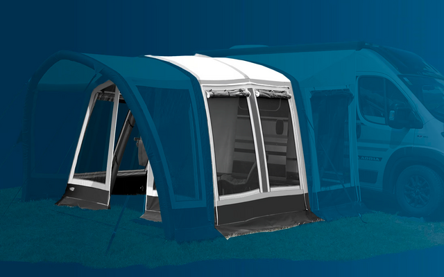 Blau-weißer Campingvorbau vor einem weißen Fahrzeug
