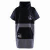 Robe à capuche à manches courtes en noir et gris avec poche avant et logo imprimé
