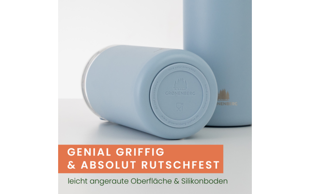 Zwei hellblaue zylindrische Flaschen, eine liegend mit sichtbarem runden Silikonboden und Logo, eine stehend; orangener Banner mit weißem Text "GENIAL GRIFFIG & ABSOLUT RUTSCHFEST" und kleinem grünen Untertext