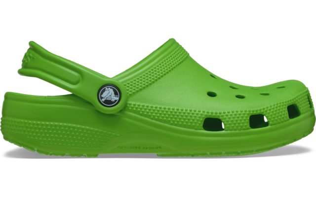 Sabot vert en plastique de profil avec lanière au talon, trous d'aération et semelle texturée