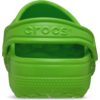 Vue arrière d'un sabot Crocs vert avec bride de talon relevée, marquage 'crocs' et semelle texturée