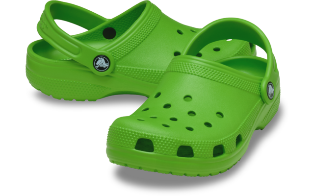 Paire de sabots verts avec bride arrière réglable et plusieurs trous de ventilation, vue oblique de face