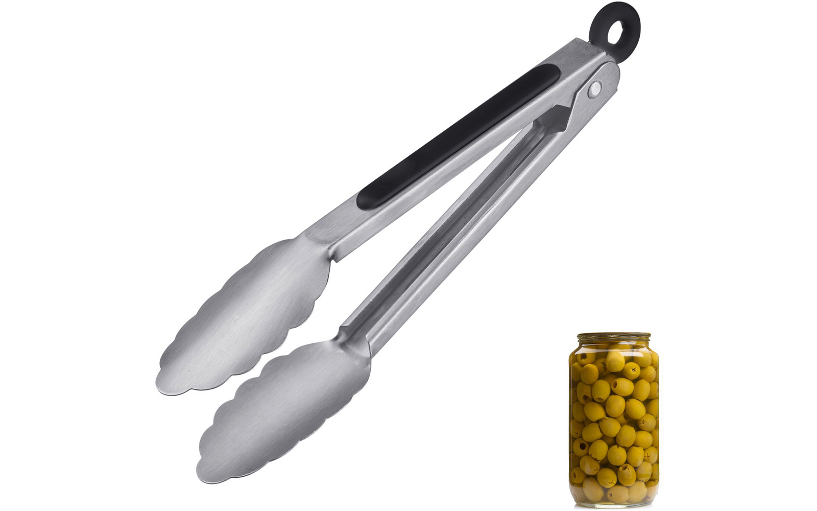 Edelstahl-Küchenzange mit schwarzer Griffzone, rechts unten ein Glas mit grünen Oliven