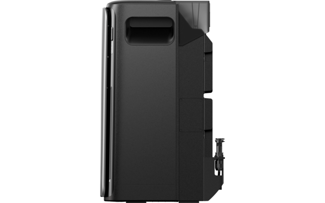 Schwarze Kaffeemaschine von der Seite mit herausgezogenem Wassertank