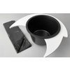 Chapeau noir avec casque blanc et feuille de plastique noire pliée sur une surface grise