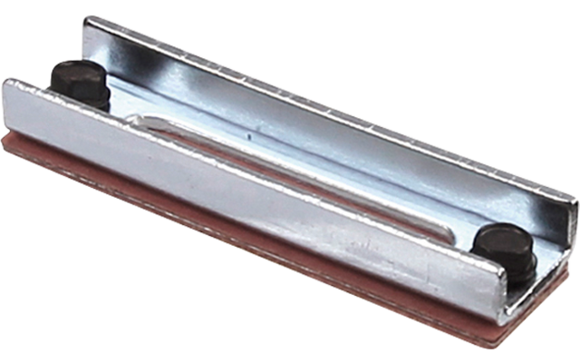 Längliches metallisches Objekt mit glänzender silberner Oberfläche, erhöhten seitlichen Kanten, rotem Gummistreifen an der Unterseite und zwei schwarzen runden Teilen an den Enden