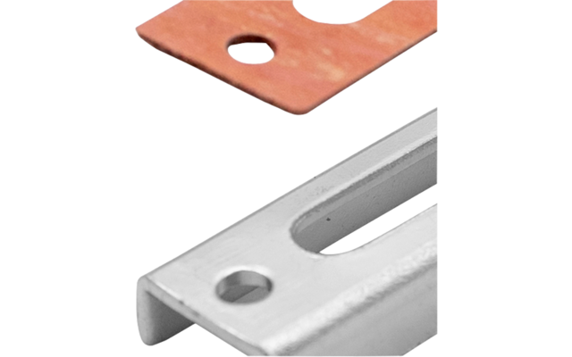 Zwei flache orangefarbene rechteckige Platten und eine flache silberne rechteckige Platte, jeweils mit langem rechteckigem Schlitz in der Mitte und runden Löchern an den Enden; darunter eine silberne U-förmige Metallplatte mit langem Schlitz und zwei