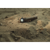 Taschenlampe liegt im Sand