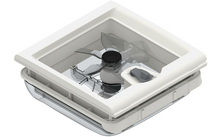 Weißes quadratisches Kunststoffgehäuse mit vier transparenten Lüfterblättern und schwarzem rundem Mittelstück, sichtbare transparente Abdeckung und kleines rechteckiges Fach