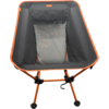 Cadre métallique orange avec assise en tissu gris foncé et panneau en maille rectangulaire au centre ; quatre pieds inclinés avec embouts en caoutchouc ronds et un crochet sous l'assise