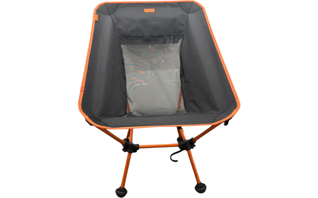 Cadre métallique orange avec assise en tissu gris foncé et panneau en maille rectangulaire au centre ; quatre pieds inclinés avec embouts en caoutchouc ronds et un crochet sous l'assise