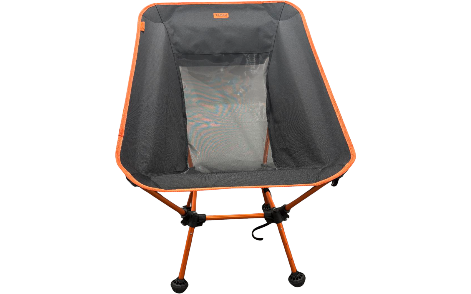 Cadre métallique orange avec assise en tissu gris foncé et panneau en maille rectangulaire au centre ; quatre pieds inclinés avec embouts en caoutchouc ronds et un crochet sous l'assise