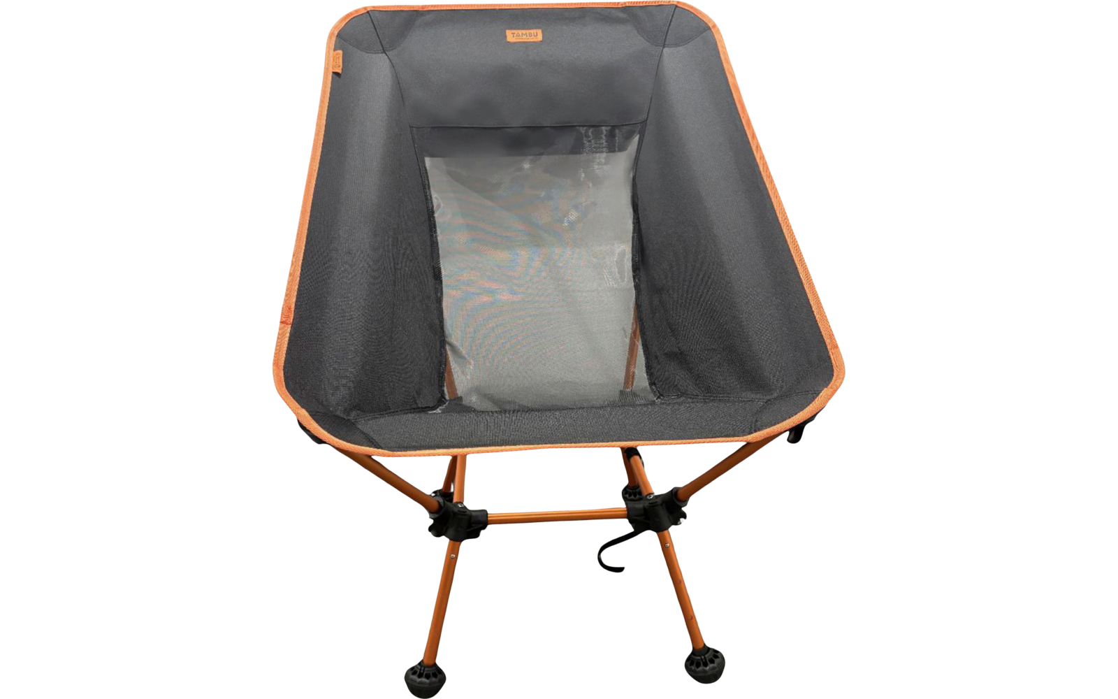 Orangefarbenes Metallgestell mit dunkelgrauem Stoffsitz und rechteckigem Netzeinsatz in der Mitte; vier schräg gestellte Beine mit runden Gummifüßen und Haken unter der Sitzfläche