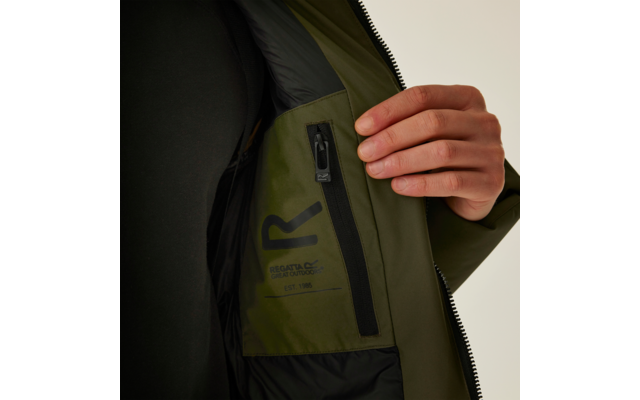 Hand öffnet die Innenseite einer Jacke mit sichtbarem Etikett