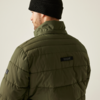 Mann von hinten, trägt eine grüne Steppjacke und eine schwarze Mütze