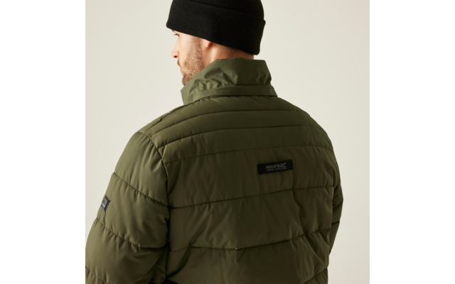 Mann von hinten, trägt eine grüne Steppjacke und eine schwarze Mütze
