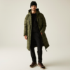Ein Mann trägt einen langen olivgrünen Mantel, schwarzen Pullover, schwarze Hose und braune Schuhe