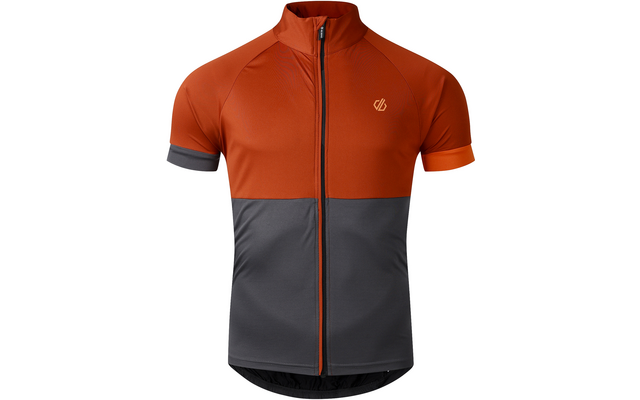 Camiseta de manga corta naranja y gris oscuro con cremallera frontal de largo completo, cuello alto y pequeño logo en el pecho izquierdo sobre fondo blanco