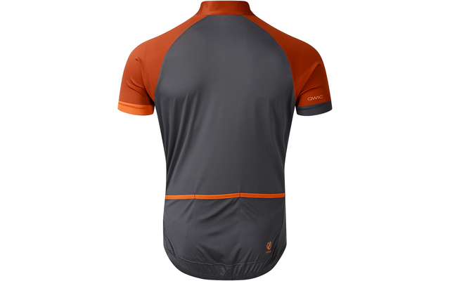 Vista trasera de una camiseta de ciclismo de manga corta, cuerpo gris oscuro, mangas y hombros naranjas, tres bolsillos traseros, pequeño estampado abajo a la derecha